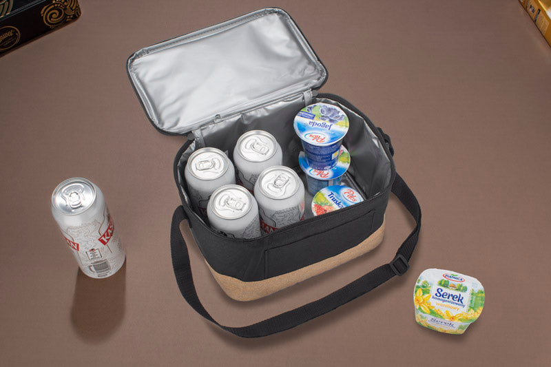 Rashladna torba TOUR Termo torba TOUR ima unutarnju izolaciju. Vrlo je udoban za korištenje, ima remen podesive duljine i kopča se patentnim zatvaračem.