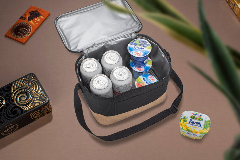 Rashladna torba TOUR Termo torba TOUR ima unutarnju izolaciju. Vrlo je udoban za korištenje, ima remen podesive duljine i kopča se patentnim zatvaračem.