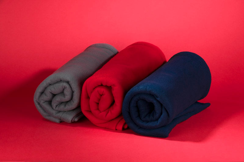 Deka RPET KOLI savršena je za prohladne jesenske i zimske večeri. Vrlo je ugodna na dodir. Izrađena je od 100% recikliranog flisa.