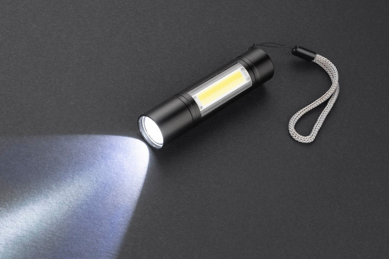 BATRI je udobna i solidno izrađena baterijska svjetiljka s tri moda svjetla: stalno svjetlo, bljeskajuće svjetlo i COB.