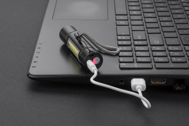 BATRI je udobna i solidno izrađena baterijska svjetiljka s tri moda svjetla: stalno svjetlo, bljeskajuće svjetlo i COB.