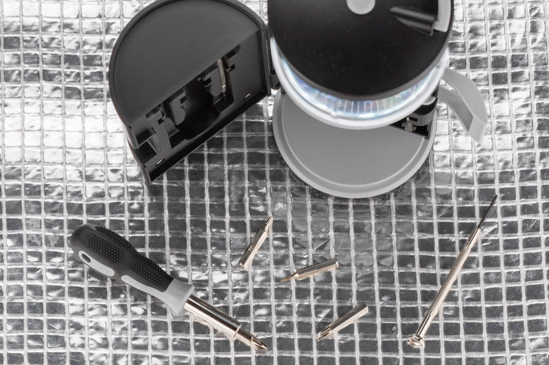 BARTO set alata je set u obliku fenjera koji sadrži odvijač s 8 bitova, 2 precizna odvijača i LED lampu koja služi kao lampa za kampiranje. Ima ručku za vješanje ili nošenje. Lampu napajaju 3xAAA baterije. Baterije nisu uključene.