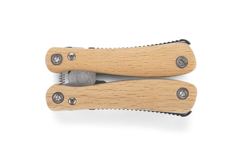 FORT višenamjenski alat džepne je veličine s drvenom završnom obradom. Funkcije: kliješta, rezač, nož, ravni i križni odvijač, turpija, pila, otvarač za boce i konzerve.