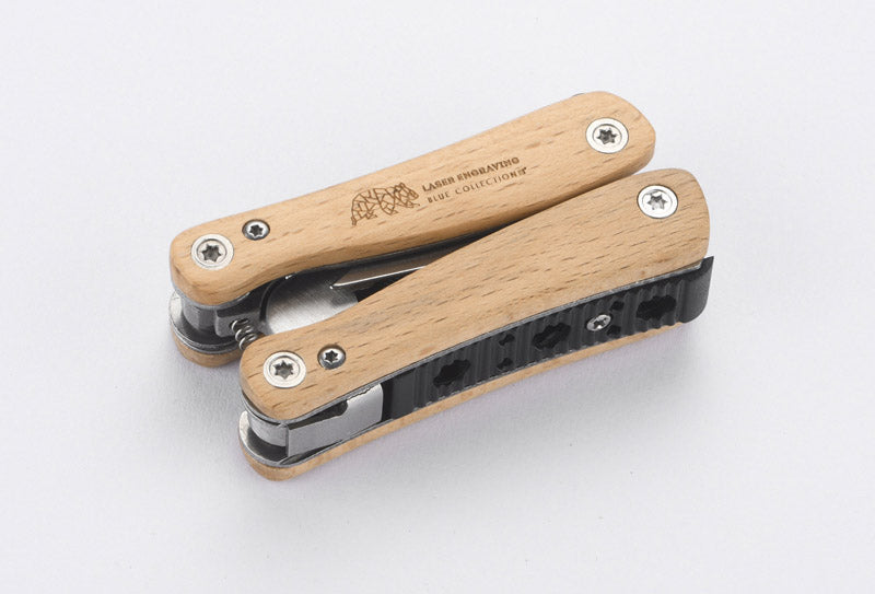 FORT višenamjenski alat džepne je veličine s drvenom završnom obradom. Funkcije: kliješta, rezač, nož, ravni i križni odvijač, turpija, pila, otvarač za boce i konzerve.