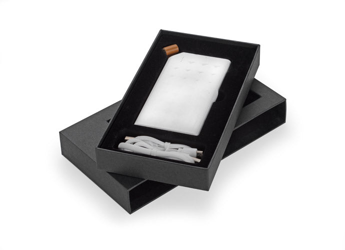 Luksuzna promotivna rezervna baterija kapaciteta 8000mAh, bijele boje, s tiskom loga | Poslovni pokloni