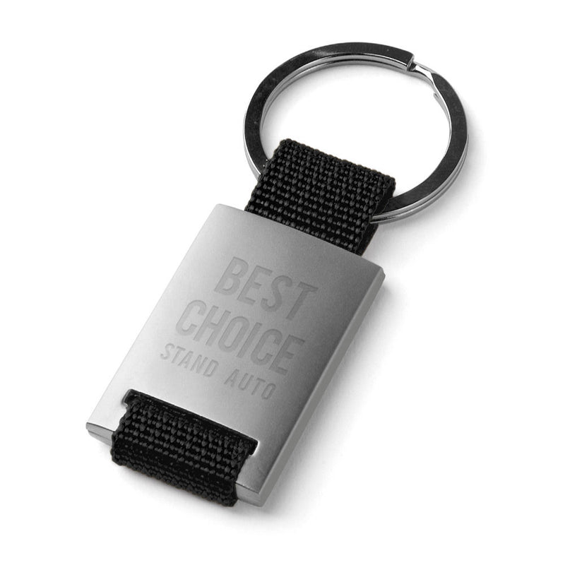 Promotivni metalni privjesak za ključeve na poliesterskom remenu, crne boje, s laserskom gravurom loga