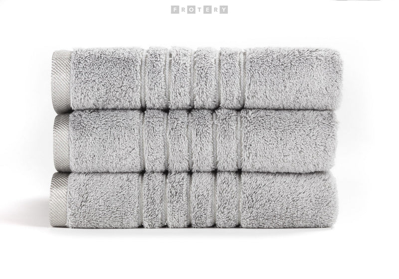 Promotivni luksuzni ručnik Brilliant 600g/m2, srebrne boje, za strojni končani vez ili štik loga