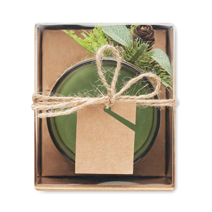 Stakleni svijećnjak (120 gr) sa šumskim aranžmanom. Isporučuje se u kartonskoj i PVC kutiji s užetom i kraft etiketom. Svijeća uključena.