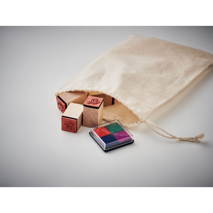 Set od 8 drvenih božićnih pečata i raznobojnih jastučića za pečate u 4 različite boje. Isporučuje se u pamučnoj torbi.