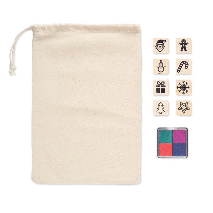 Set od 8 drvenih božićnih pečata i raznobojnih jastučića za pečate u 4 različite boje. Isporučuje se u pamučnoj torbi.