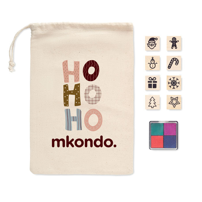 Set od 8 drvenih božićnih pečata i raznobojnih jastučića za pečate u 4 različite boje. Isporučuje se u pamučnoj torbi.