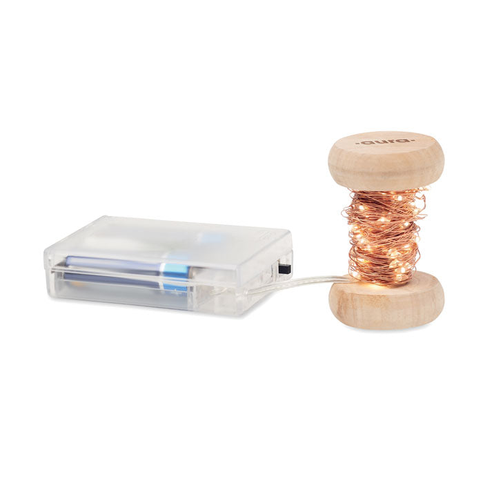 Promotivne Božićne lampice Niz od 50 LED lampica u toplom žutom svjetlu na drvenom kolutu. Duljina: 5m. 3 AA baterije nisu uključene.