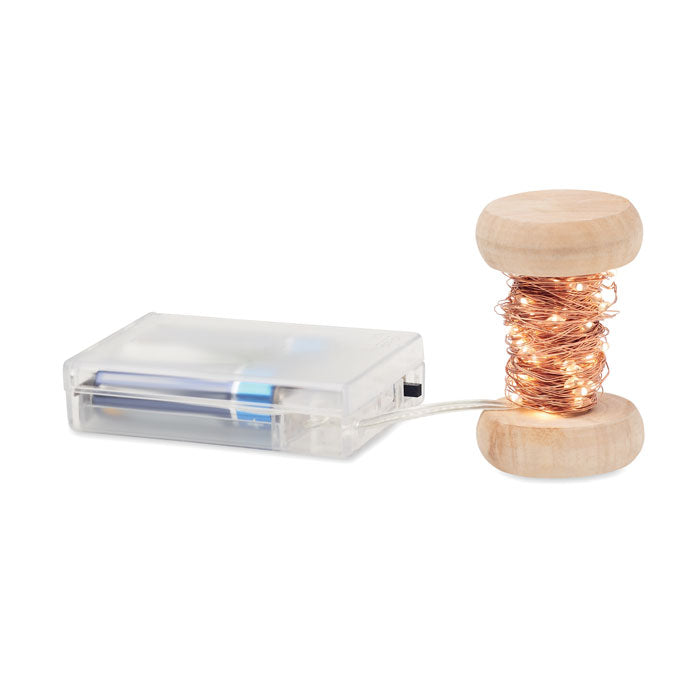 Promotivne Božićne lampice Niz od 50 LED lampica u toplom žutom svjetlu na drvenom kolutu. Duljina: 5m. 3 AA baterije nisu uključene.