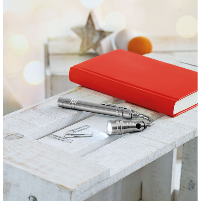 Teleskopska LED promotivna svjetiljka s magnetom na vrhu, srebrne boje, s tiskom loga | Poslovni pokloni