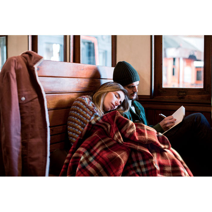 Eko putna deka od recikliranog PET materijala s kvadratnim uzorkom