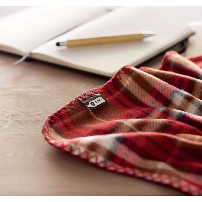 Eko putna deka od recikliranog PET materijala s kvadratnim uzorkom