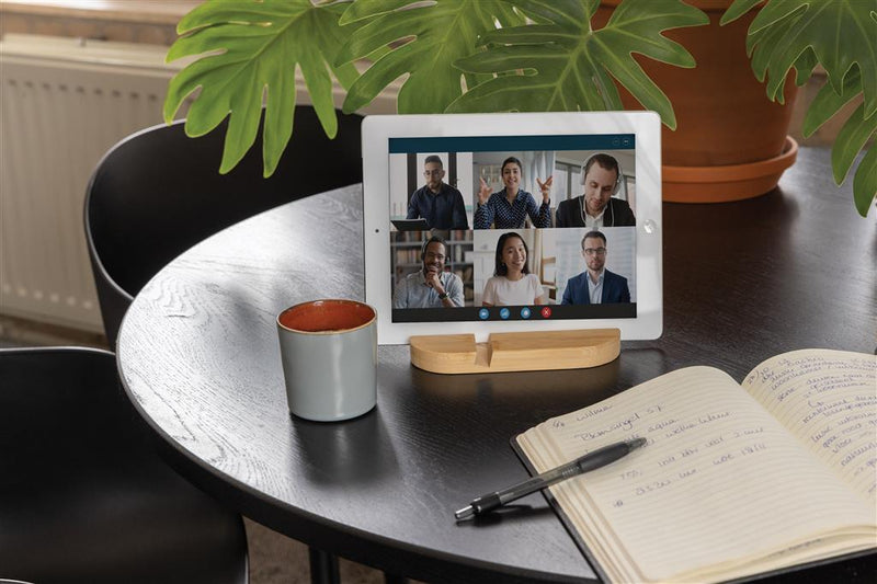 Stalak za tablet i telefon od bambusa Stalak za telefon izrađen od potpuno prirodnog bambusa. Stalak može držati većinu mobilnih uređaja i tableta.