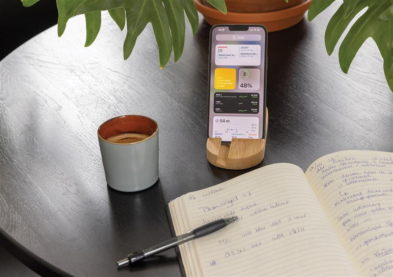 Stalak za tablet i telefon od bambusa Stalak za telefon izrađen od potpuno prirodnog bambusa. Stalak može držati većinu mobilnih uređaja i tableta.