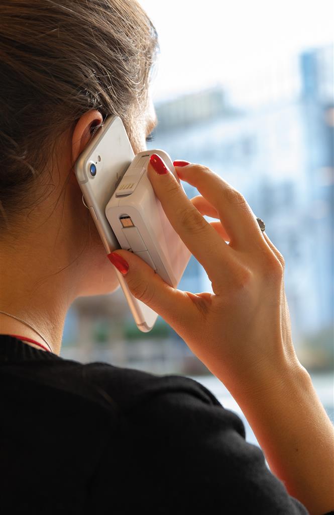 Promotivna prijenosna baterija s integriranim kabelom i bežičnim punjenjem, 5.000mAh, reklamni materijali s tiskom loga